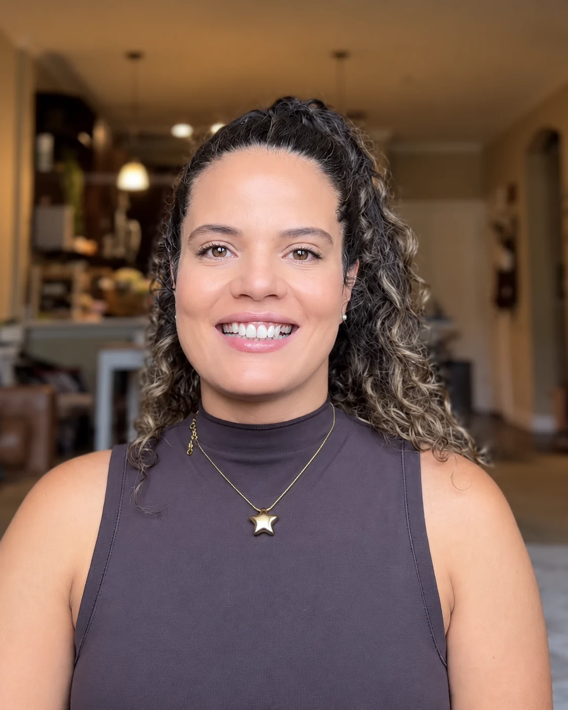 Audra Espinoza en un Reel sobre cultura latina y vida bilingüe