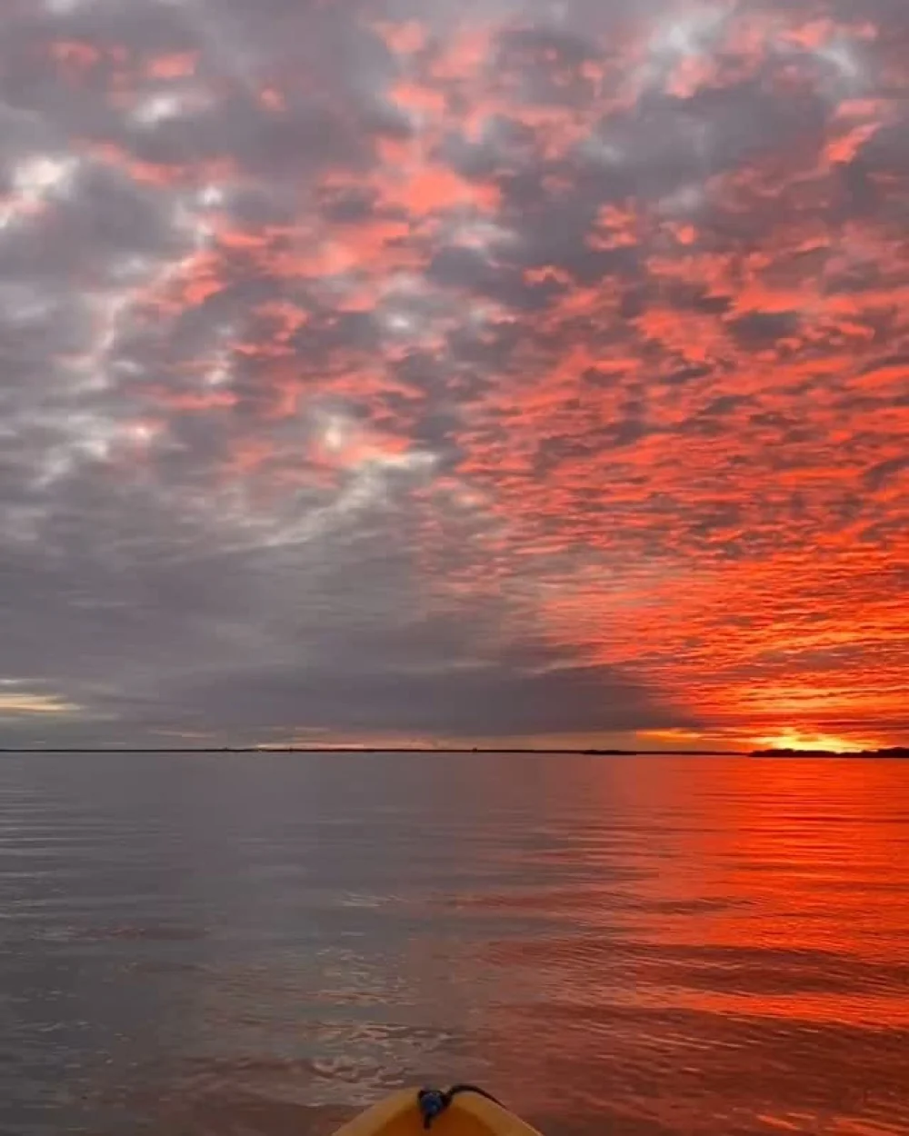 Atardecer naranja visto desde un kayak en Florida