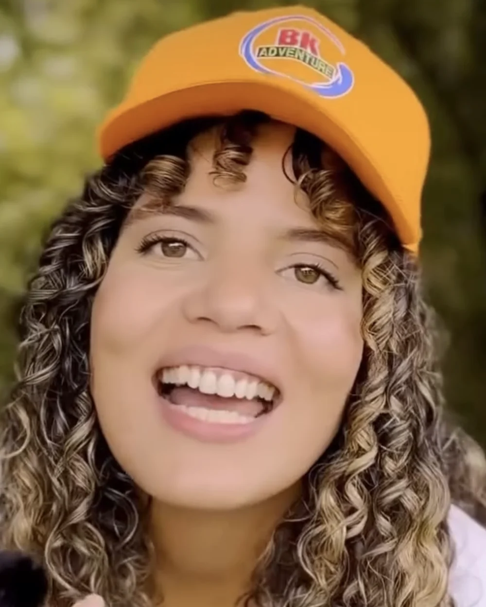 Audra Espinoza presentando una pregunta frecuente para BK Adventure