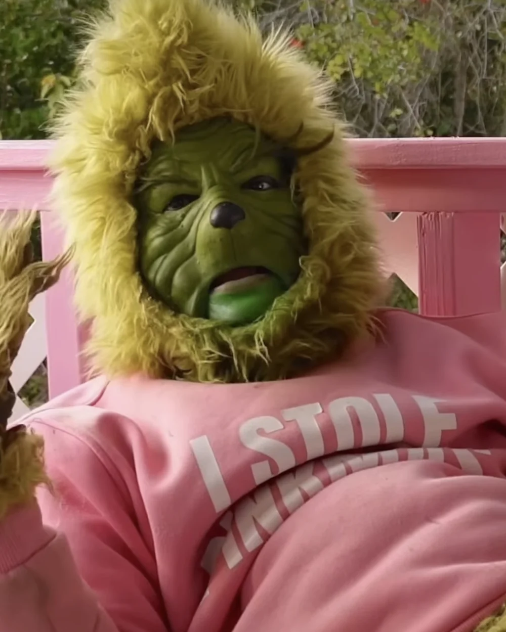 El Grinch durante una entrevista para Pink Culture