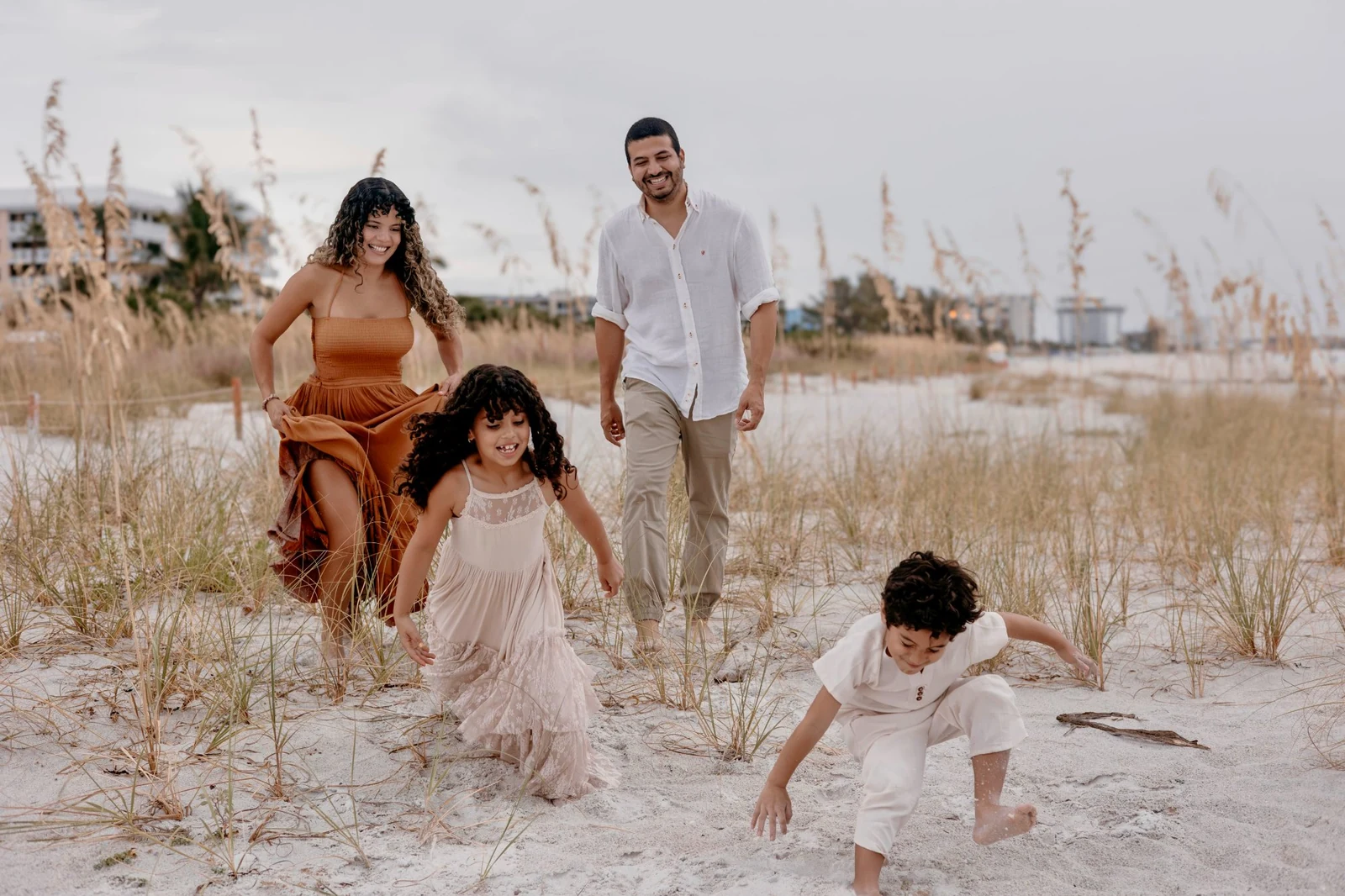 Audra en la playa con su esposo e hijos